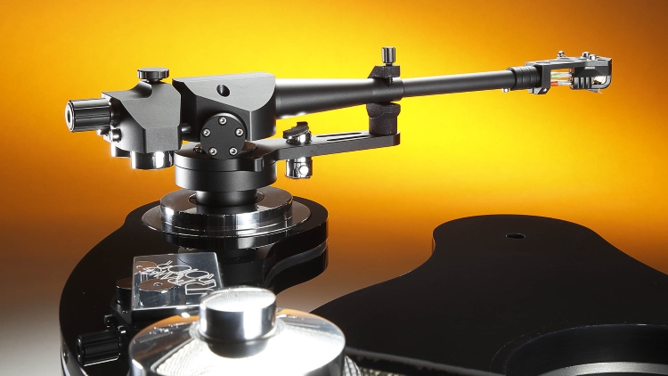 Transrotor_Tonarm_aufm_orange.jpg
