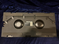 Встраиваемый пассивный сабвуфер M&K Sound IW28S в закрытом корпусе. Металлический прямоугольный гриль под покраску. Цвет: Белый.