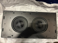 Встраиваемый пассивный сабвуфер M&K Sound IW28S в закрытом корпусе. Металлический прямоугольный гриль под покраску. Цвет: Белый.