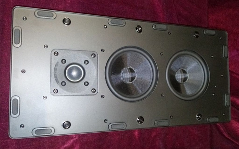Встраиваемая акустическая система M&K Sound IW950 в корпусе. Металлический прямоугольный гриль под покраску. Цвет: Белый