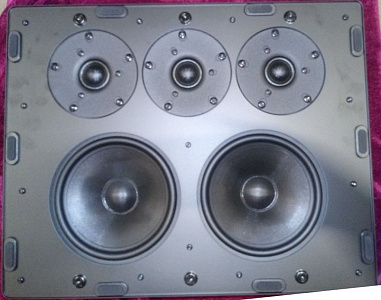 Встраиваемая акустическая система M&K Sound IW300 в закрытом корпусе. Металлический прямоугольный гриль под покраску. Цвет: Белый.
