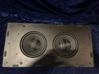 Встраиваемый пассивный сабвуфер M&K Sound IW28S в закрытом корпусе. Металлический прямоугольный гриль под покраску. Цвет: Белый.