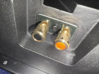 Встраиваемый пассивный сабвуфер M&K Sound IW28S в закрытом корпусе. Металлический прямоугольный гриль под покраску. Цвет: Белый.