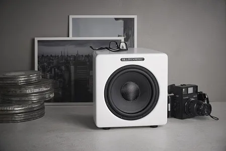 Активный сабвуфер M&K Sound V10+.  Цвет: Матовый белый [White Satin/White Cloth]